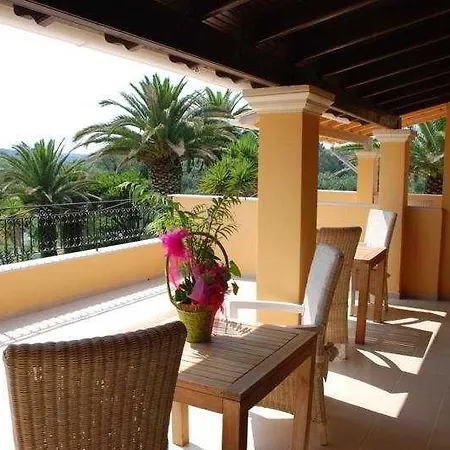 Spiti Nikos Aparthotel 3*