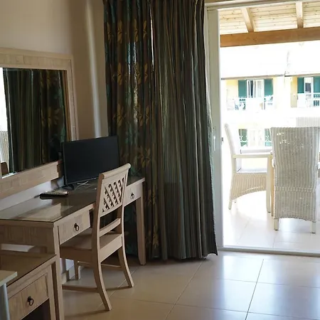 Spiti Nikos Aparthotel 3*