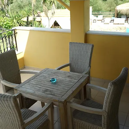 Spiti Nikos 3* Danilia