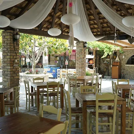 Spiti Nikos 3* Danilia